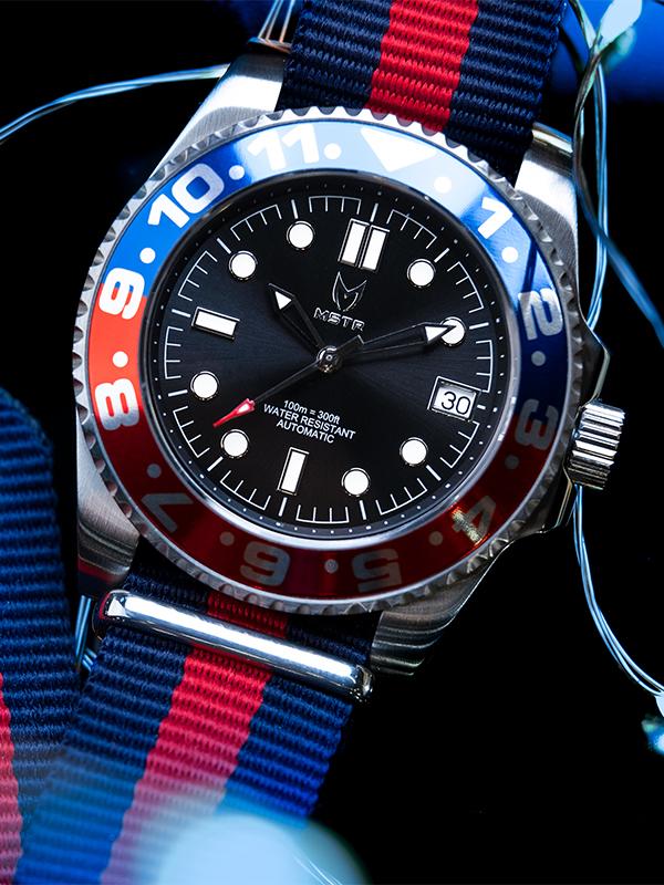 MSTR VO107NS - AUTO VOYAGER SILVER / BLUE & RED / NATO BAND